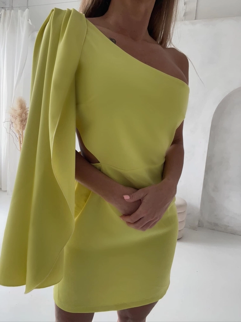 Sukienka asymetryczna z rozciętym rękawem limonka Perfect A1618