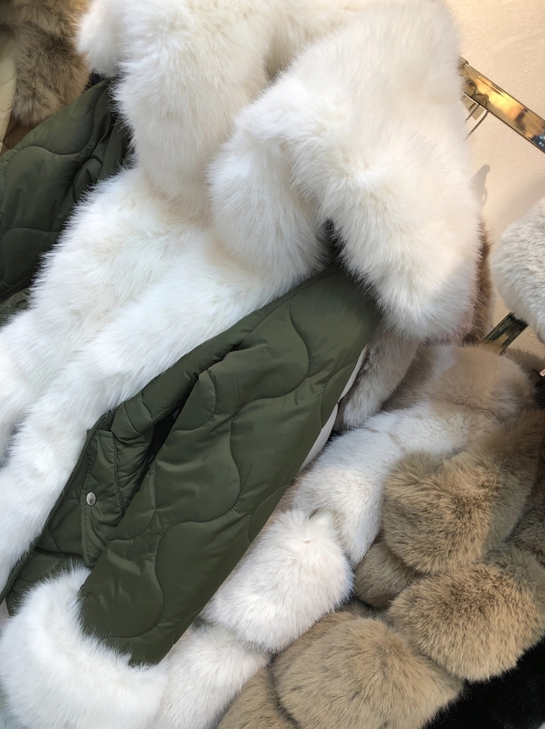 Płaszcz taliowany pikowany z ozdobnym futerkiem khaki H273