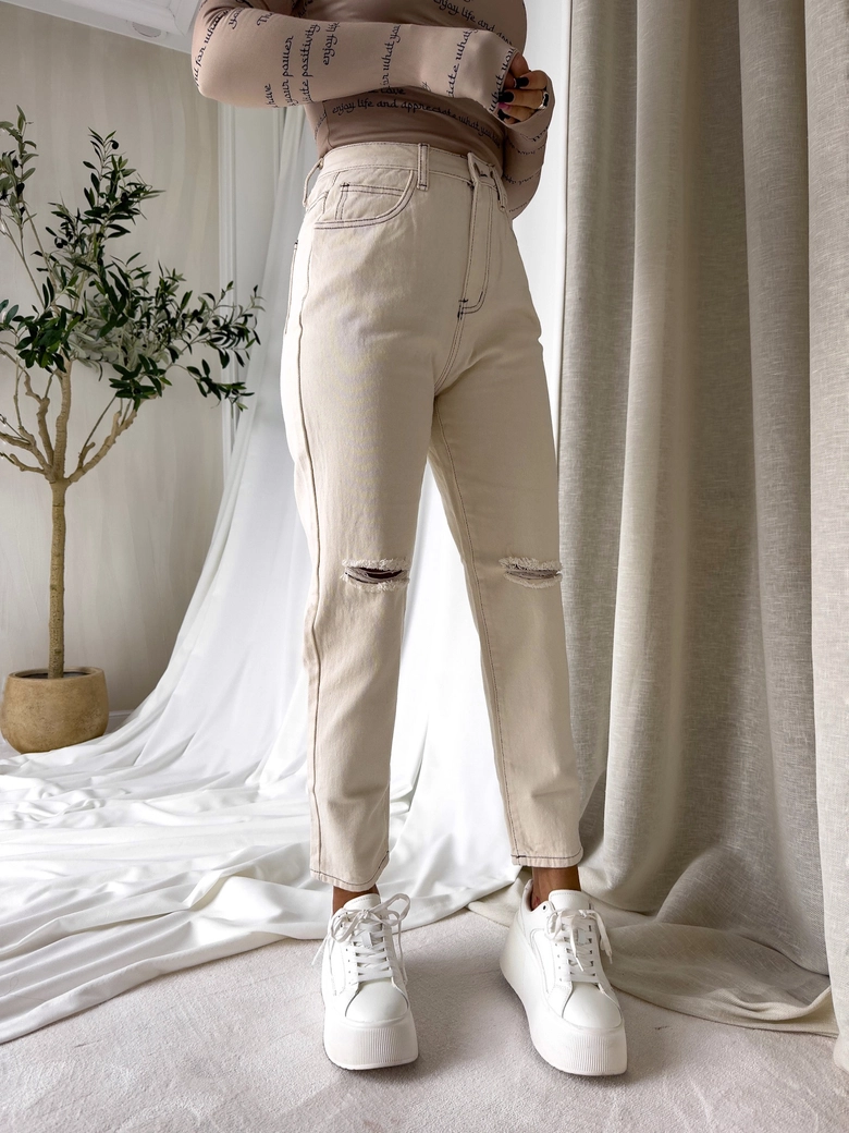 Jeansy MOM FIT HOLES – jasny beż