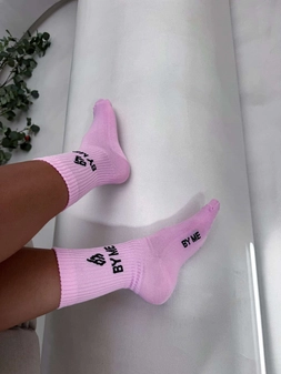 Skarpetki By Me – różowe z czarnym logo