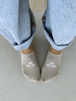 Mikrostopki By Me – beżowe z białym logo DOSTĘPNE OD 30.06.2025r.