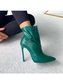Botki na szpilce butelkowa zieleń z klamerką i szeroką cholewką I489
