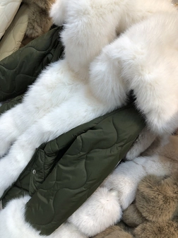 Płaszcz taliowany pikowany z ozdobnym futerkiem khaki H273