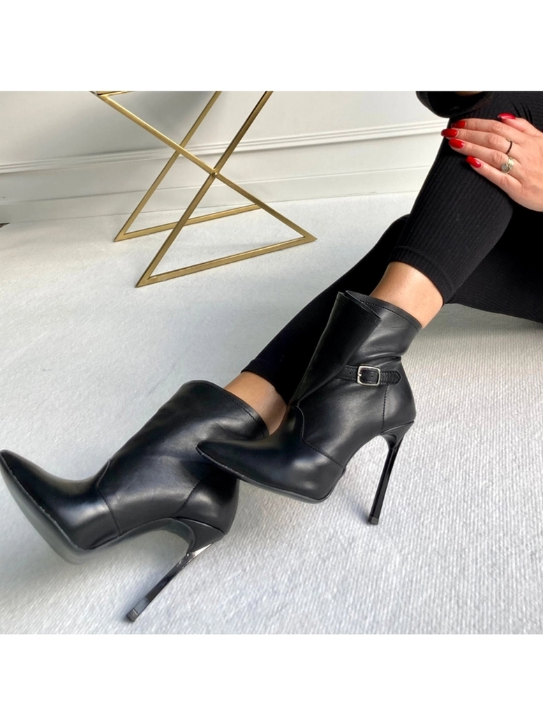 Botki na szpilce czarne z klamerką i szeroką cholewką I476