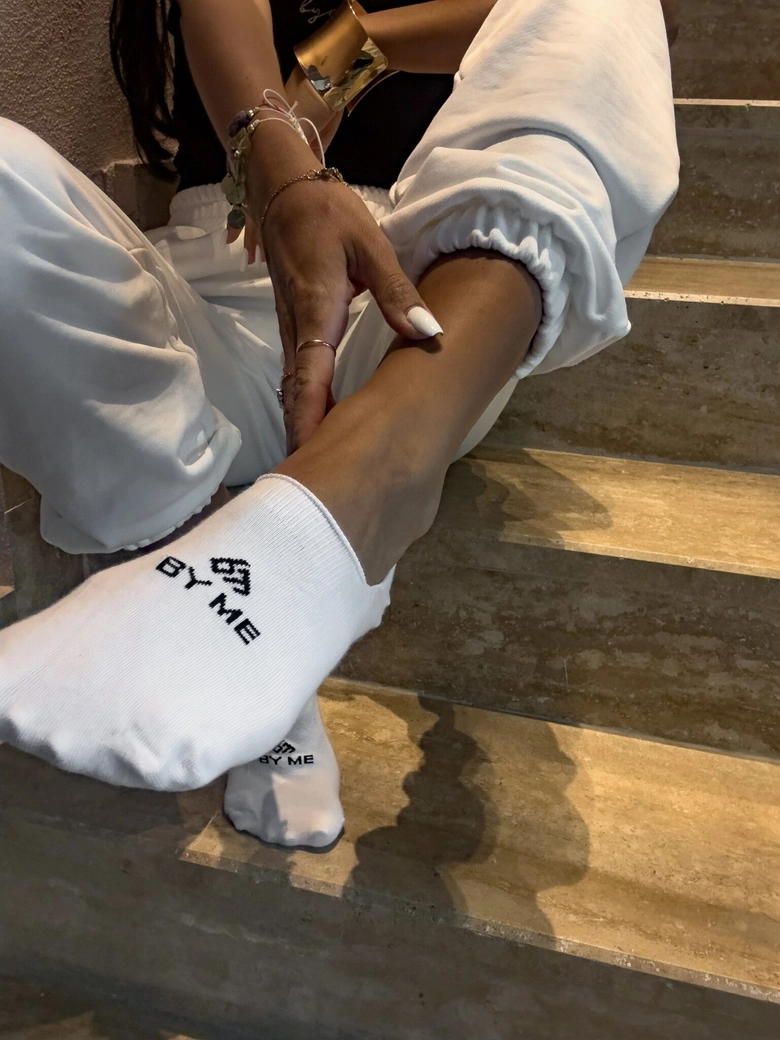 Mikrostopki By Me – białe z czarnym logo