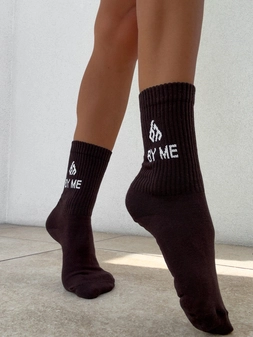 Skarpetki By Me – czekoladowe z białym logo