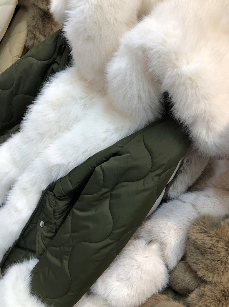 Płaszcz taliowany pikowany z ozdobnym futerkiem khaki H273