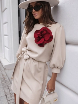 Sukienka z paskiem oraz ozdobną aplikacją beżowa Atalliano A17067