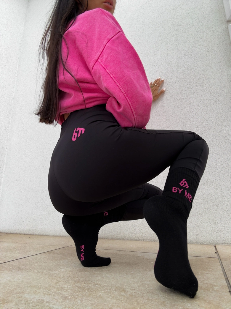 Skarpetki By Me – czarne z różowym logo