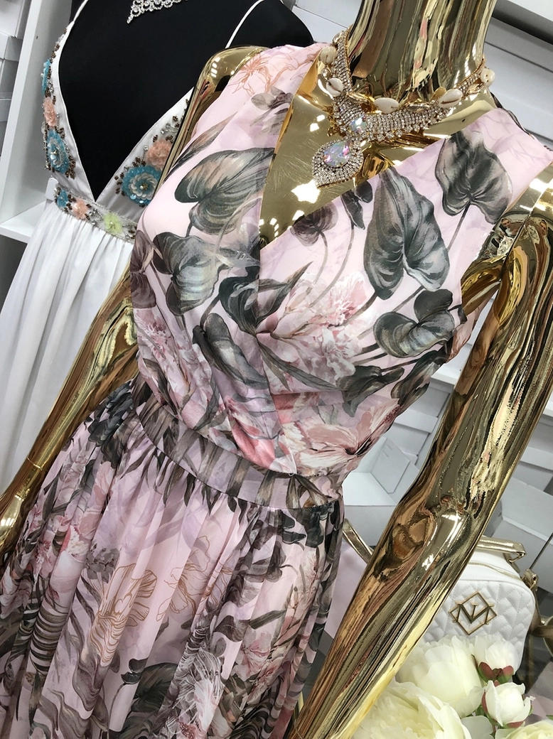 Suknia długa z rozcięciem wzór tropikalny pudrowy na ramiączkach Anastasia A1464
