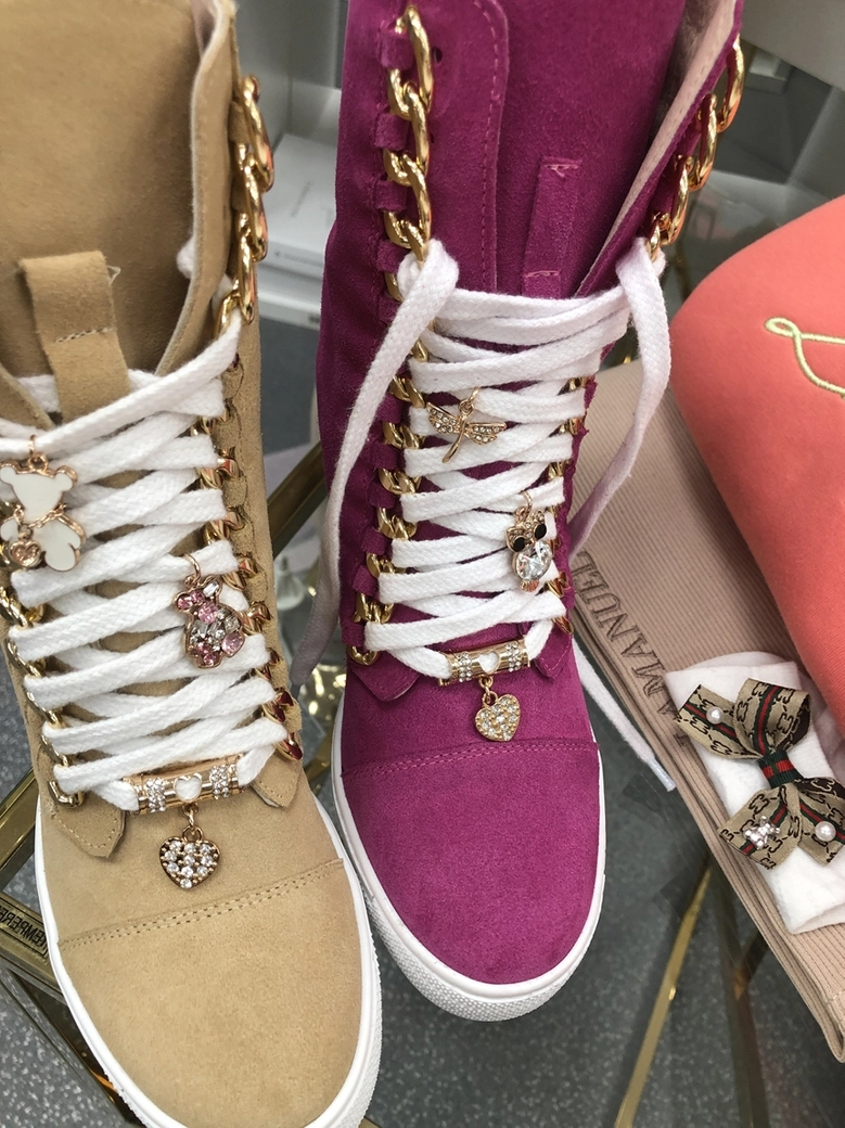 Sneakersy beżowe skórzane ze złotym łańcuszkiem I548