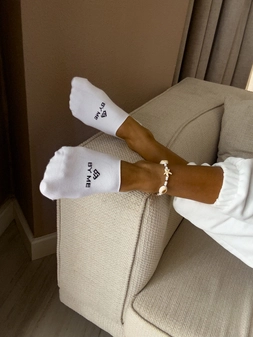 Mikrostopki By Me – białe z czarnym logo