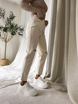 Jeansy MOM FIT HOLES – jasny beż