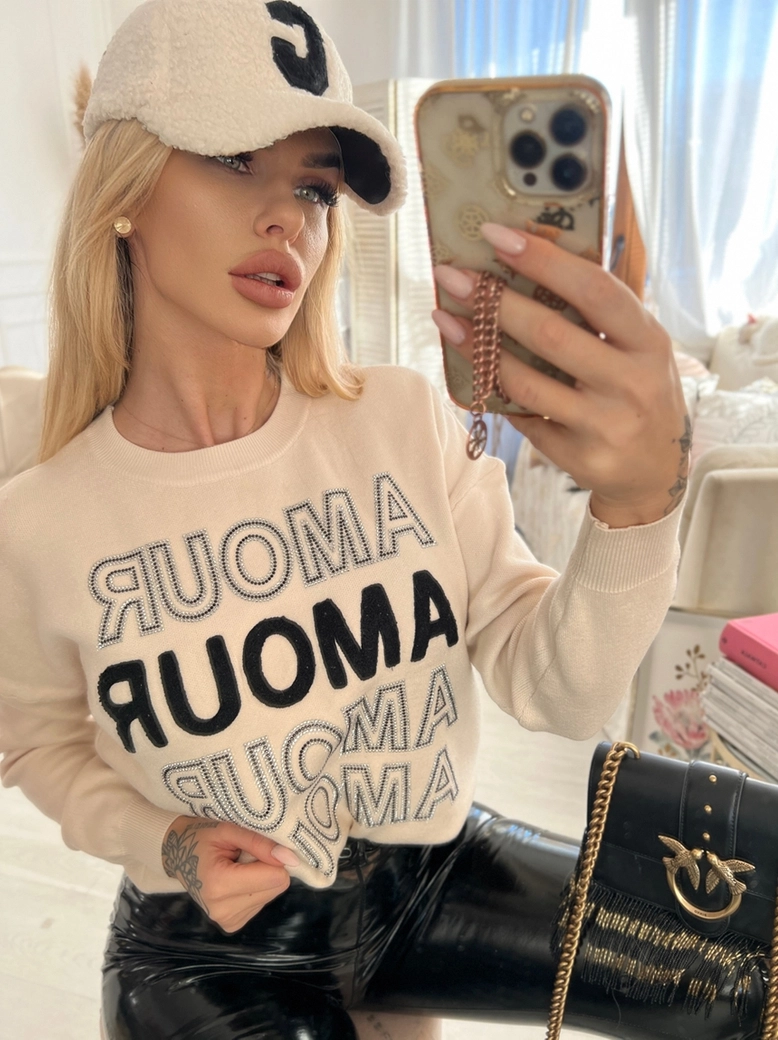 Sweter oversize beżowy z napisami Amour E240