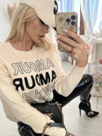 Sweter oversize beżowy z napisami Amour E240