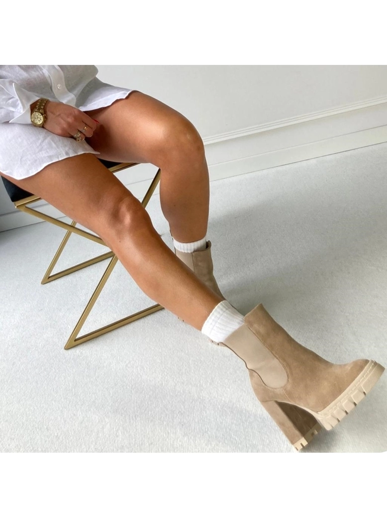 Botki zamszowe na słupku beżowe z wstawką I471