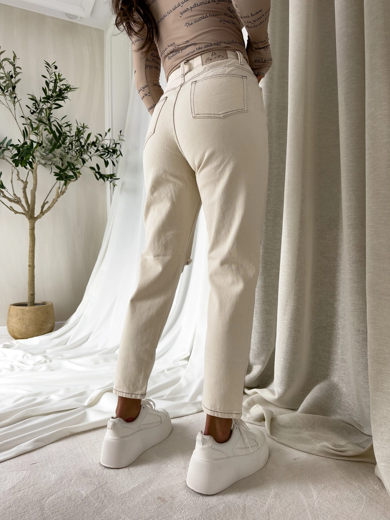 Jeansy MOM FIT HOLES – jasny beż