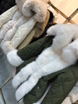 Płaszcz taliowany pikowany z ozdobnym futerkiem khaki H273