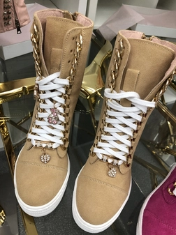 Sneakersy beżowe skórzane ze złotym łańcuszkiem I548