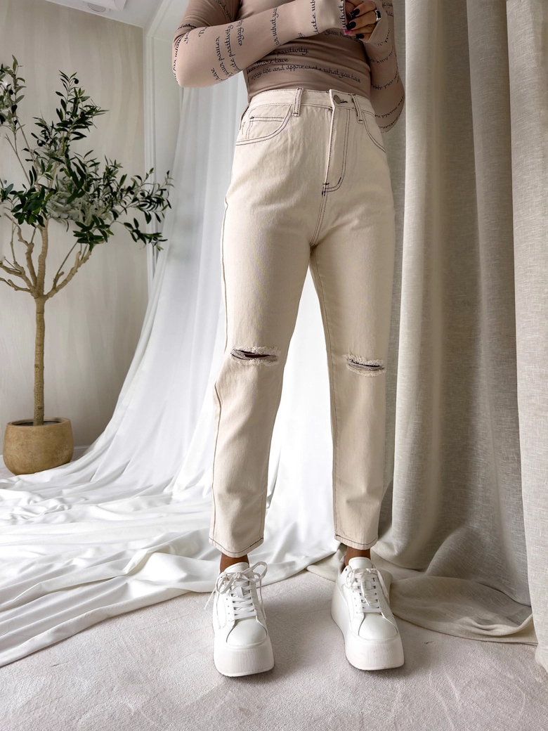 Jeansy MOM FIT HOLES – jasny beż