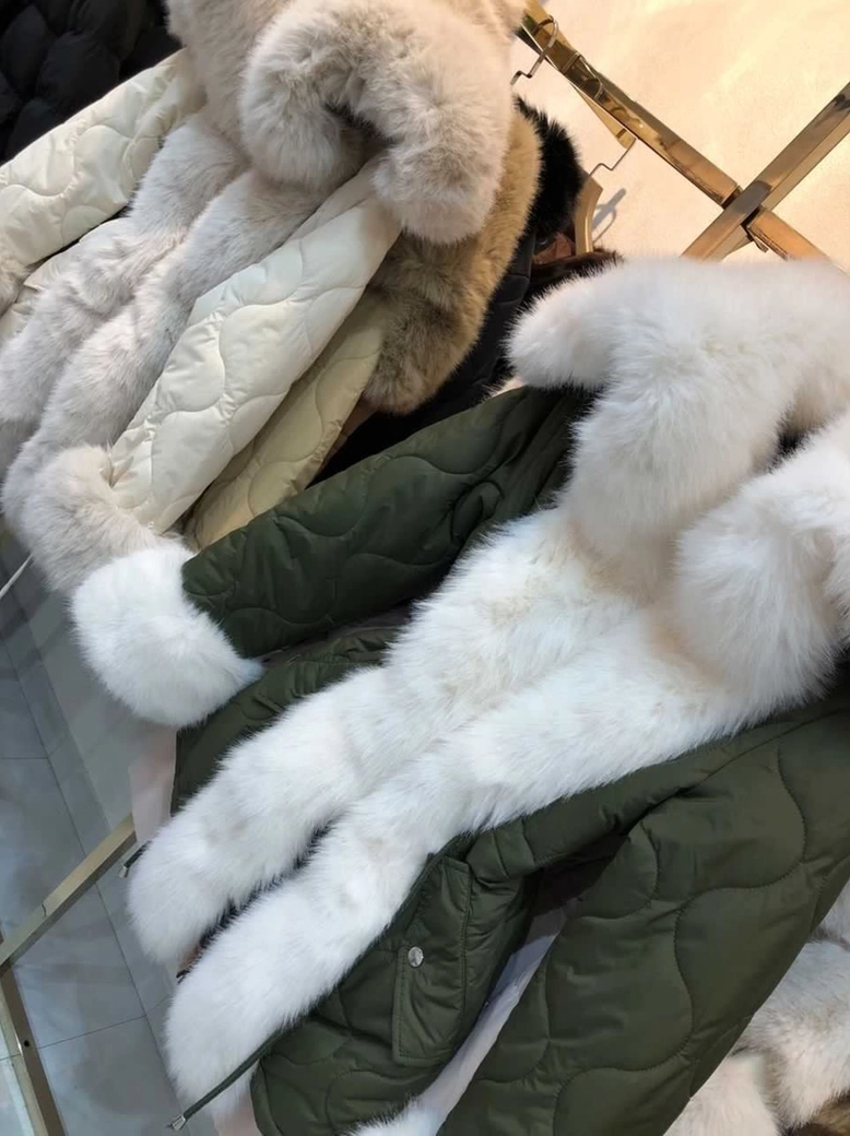 Płaszcz taliowany pikowany z ozdobnym futerkiem khaki H273