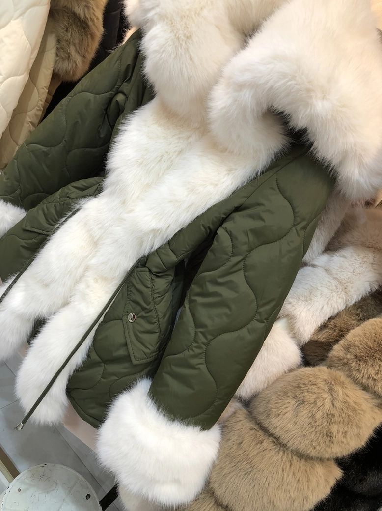 Płaszcz taliowany pikowany z ozdobnym futerkiem khaki H273