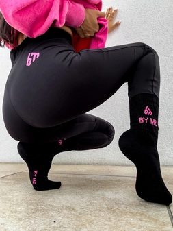 Skarpetki By Me – czarne z różowym logo