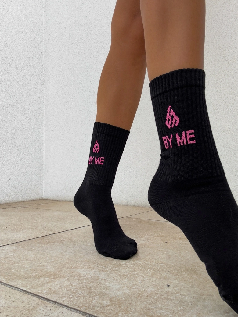 Skarpetki By Me – czarne z różowym logo