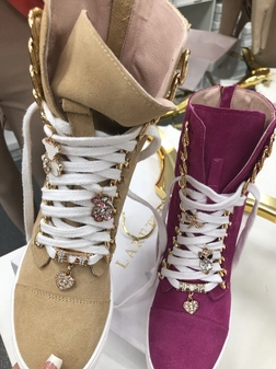 Sneakersy beżowe skórzane ze złotym łańcuszkiem I548