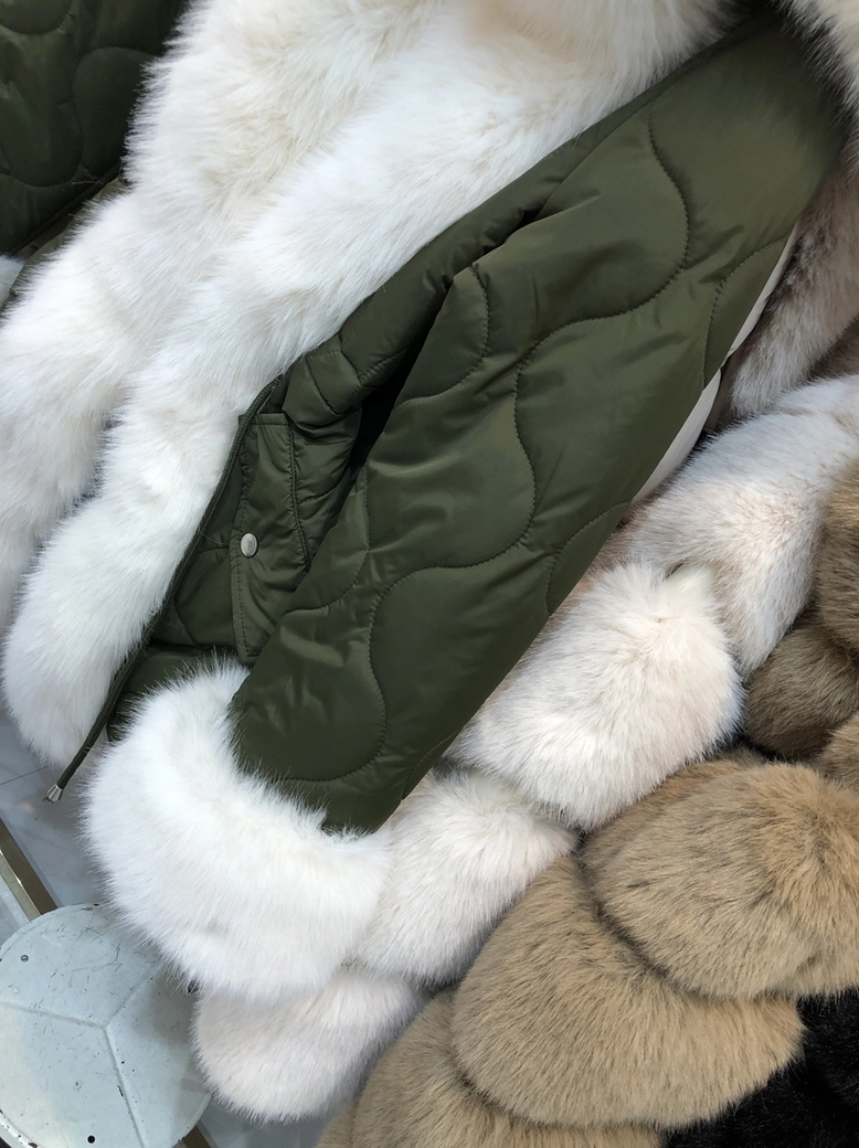 Płaszcz taliowany pikowany z ozdobnym futerkiem khaki H273