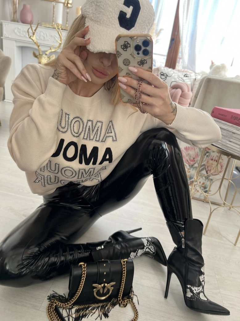 Sweter oversize beżowy z napisami Amour E240