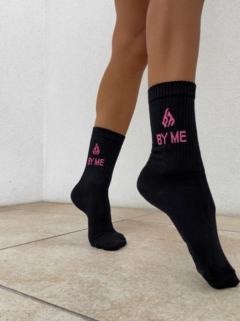 Skarpetki By Me – czarne z różowym logo