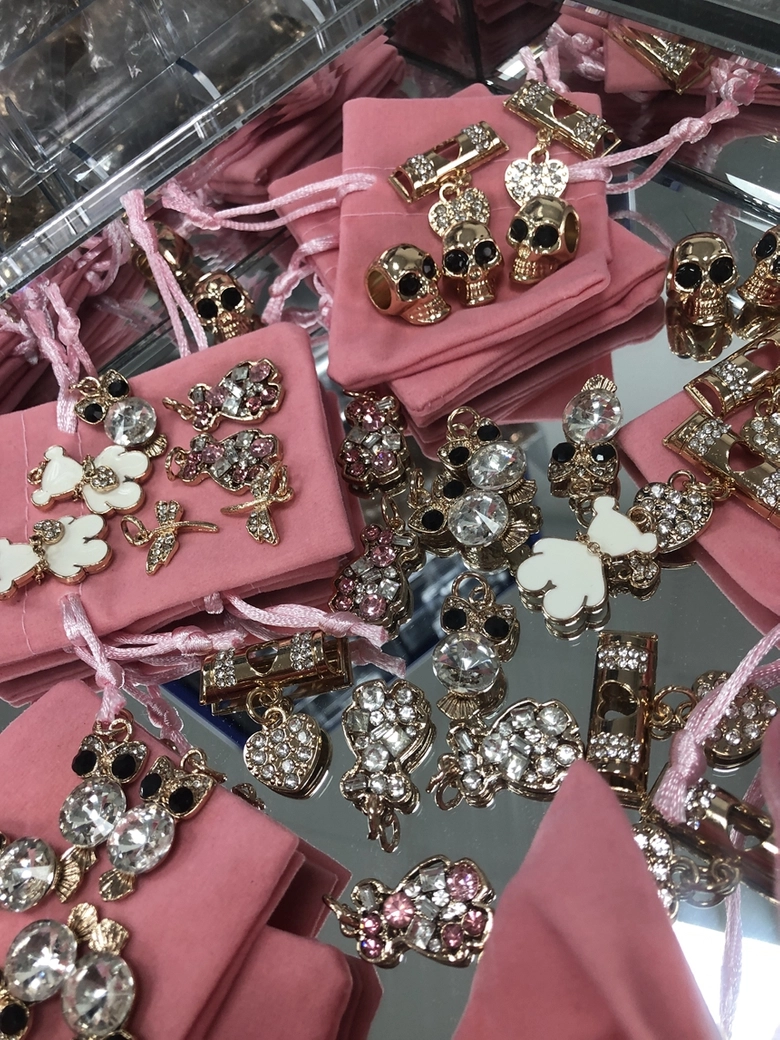 Charms zawieszka ozdoba do butów biały miś X004