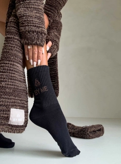 Skarpetki By Me – czarne z czekoladowym logo