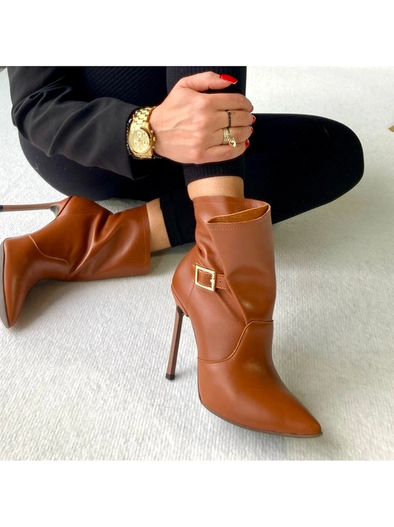 Botki na szpilce karmelowe z klamerką i szeroką cholewką I475
