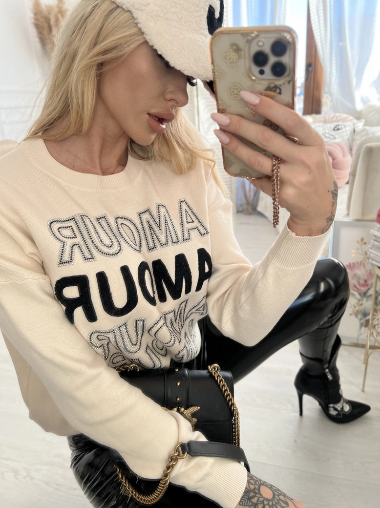Sweter oversize beżowy z napisami Amour E240
