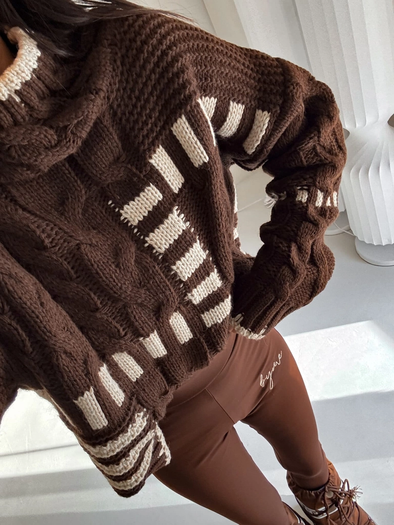 Sweter golf TRAIN – czekoladowo-beżowy