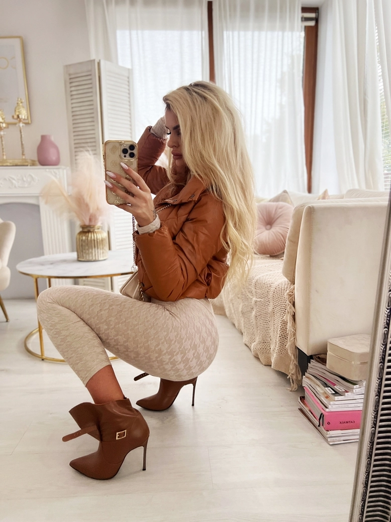 Botki na szpilce karmelowe z klamerką i szeroką cholewką I475