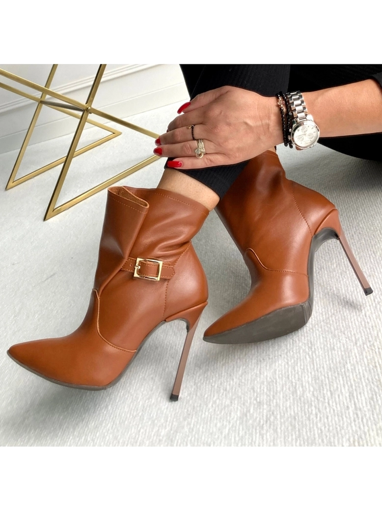 Botki na szpilce karmelowe z klamerką i szeroką cholewką I475