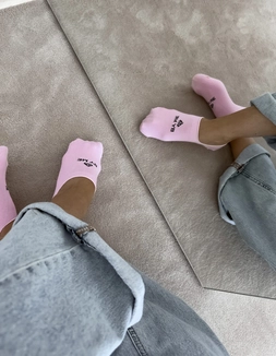 Mikrostopki By Me – różowe z czarnym logo DOSTĘPNE OD 30.06.2025r.