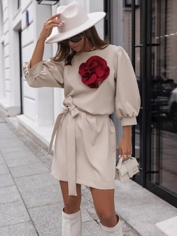 Sukienka z paskiem oraz ozdobną aplikacją beżowa Atalliano A17067