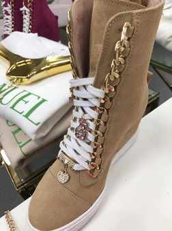 Sneakersy beżowe skórzane ze złotym łańcuszkiem I548