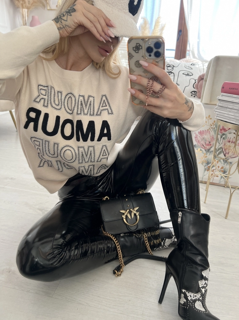 Sweter oversize beżowy z napisami Amour E240