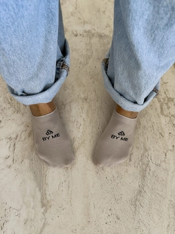 Mikrostopki By Me – beżowe z czarnym logo DOSTĘPNE OD 30.06.2025r.