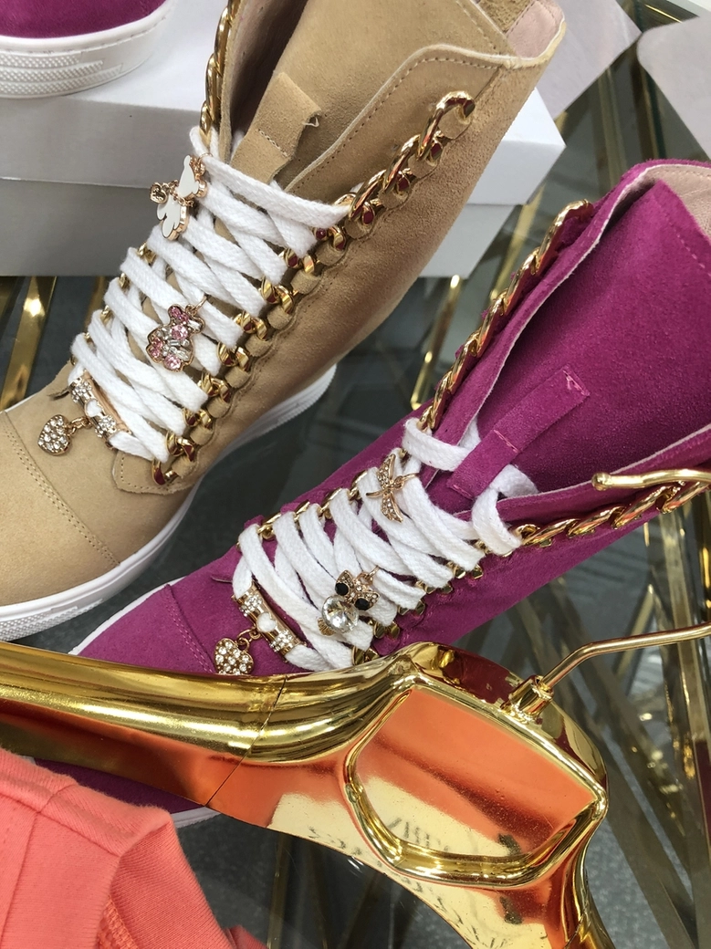 Sneakersy beżowe skórzane ze złotym łańcuszkiem I548