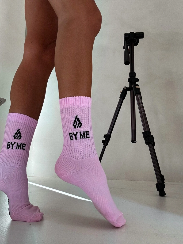 Skarpetki By Me – różowe z czarnym logo