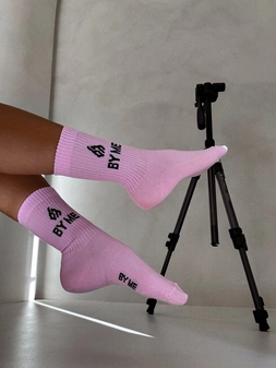 Skarpetki By Me – różowe z czarnym logo