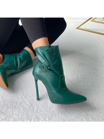 Botki na szpilce butelkowa zieleń z klamerką i szeroką cholewką I489
