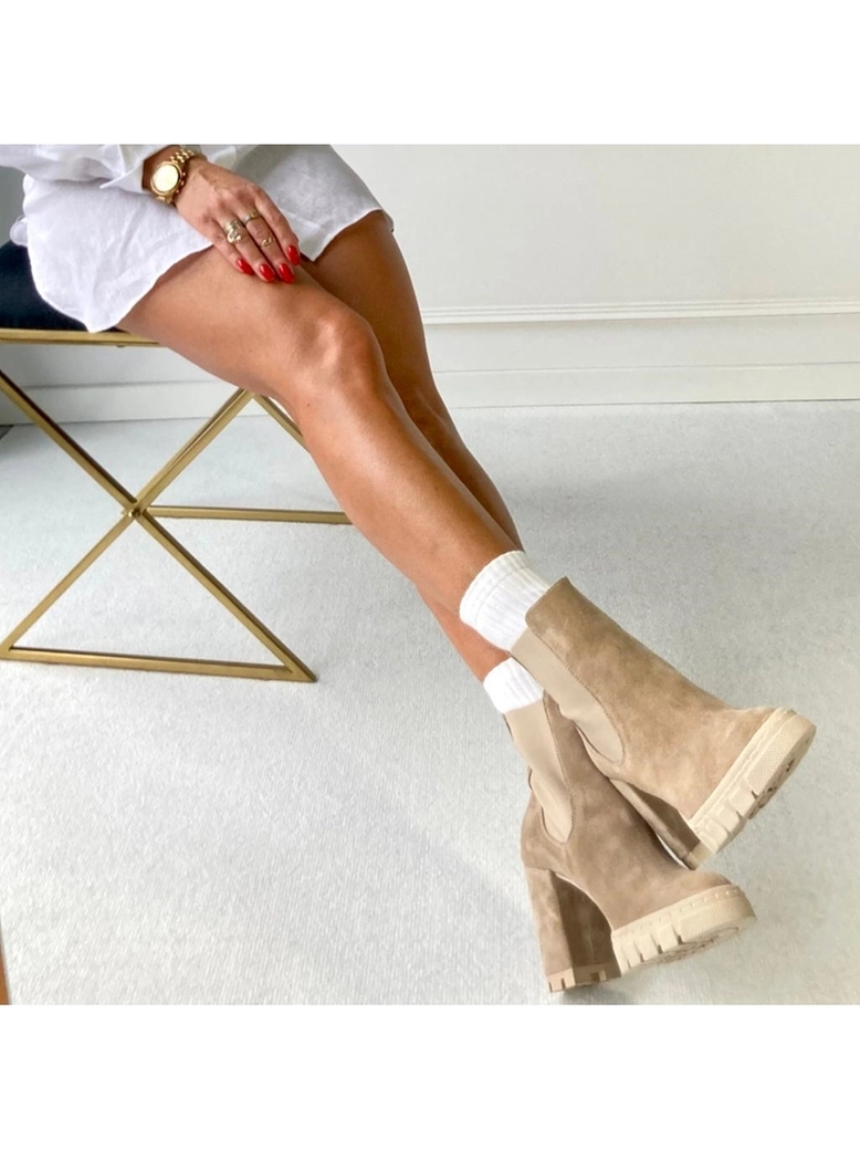 Botki zamszowe na słupku beżowe z wstawką I471