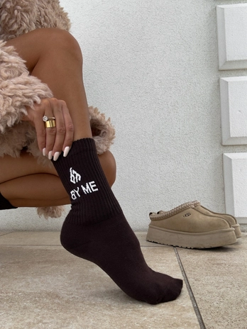 Skarpetki By Me – czekoladowe z białym logo